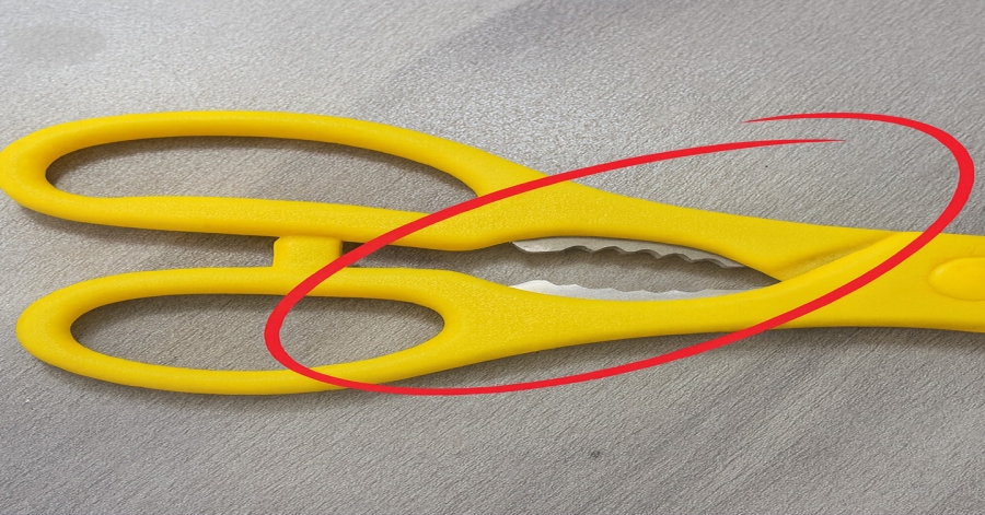 What is that strange toothed part on kitchen scissors for?